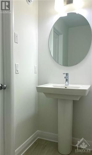 35 Kinver Private, Ottawa, ON - Indoor Photo Showing Bathroom