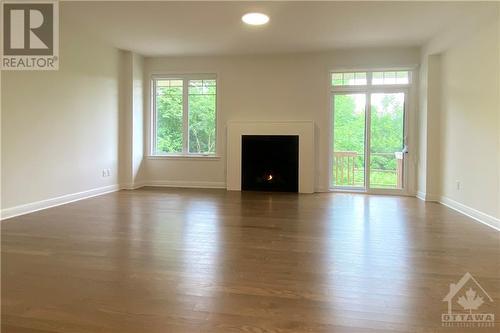 35 Kinver Private, Ottawa, ON - Indoor Photo Showing Living Room