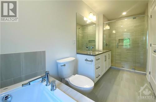 35 Kinver Private, Ottawa, ON - Indoor Photo Showing Bathroom