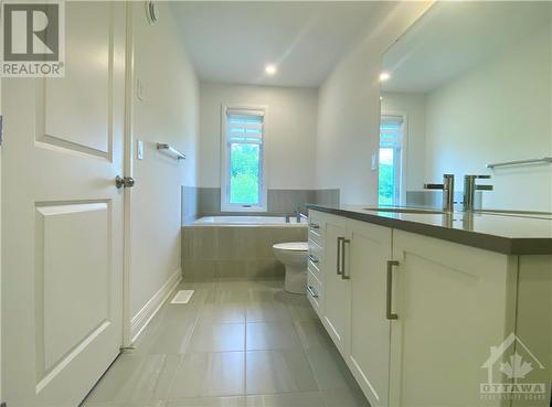 35 Kinver Private, Ottawa, ON - Indoor Photo Showing Bathroom