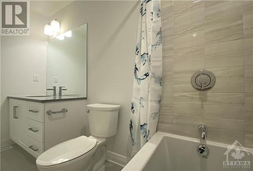 35 Kinver Private, Ottawa, ON - Indoor Photo Showing Bathroom