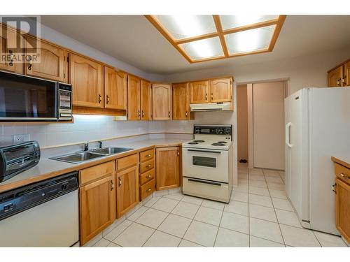 374 Winnipeg Street Unit# 307, Penticton, BC - Indoor Photo Showing Kitchen With Double Sink