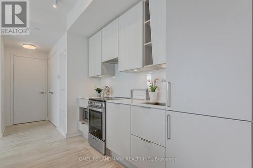 2306 - 3900 Confederation Parkway, Mississauga, ON - Indoor Photo Showing Kitchen