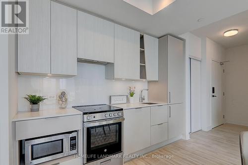 2306 - 3900 Confederation Parkway, Mississauga, ON - Indoor Photo Showing Kitchen