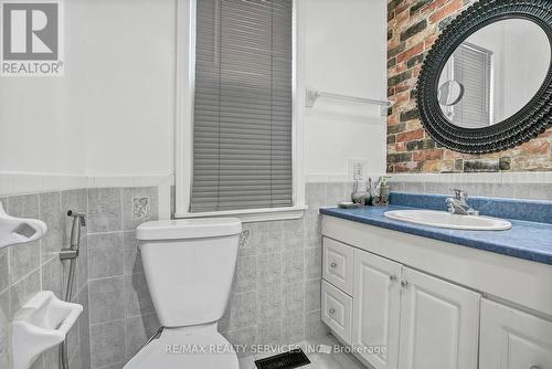 1725 Highland Avenue, Windsor, ON - Indoor Photo Showing Bathroom