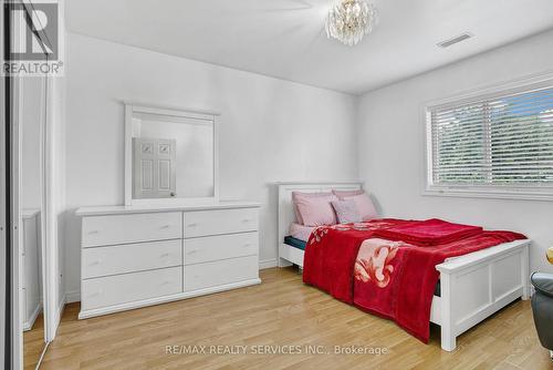 1725 Highland Avenue, Windsor, ON - Indoor Photo Showing Bedroom