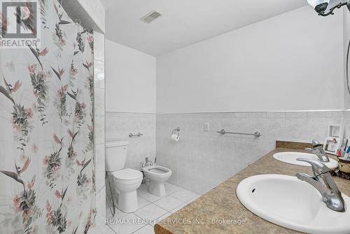 1725 Highland Avenue, Windsor, ON - Indoor Photo Showing Bathroom