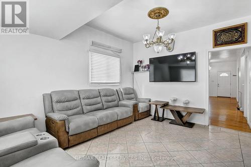 1725 Highland Avenue, Windsor, ON - Indoor Photo Showing Living Room