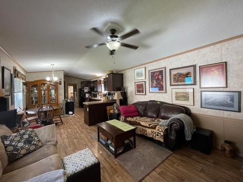 27 - 2905 Lower Six Mile Road, Nelson, BC - Indoor Photo Showing Living Room