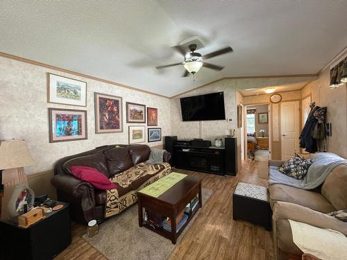 27 - 2905 Lower Six Mile Road, Nelson, BC - Indoor Photo Showing Living Room