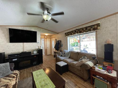 27 - 2905 Lower Six Mile Road, Nelson, BC - Indoor Photo Showing Living Room