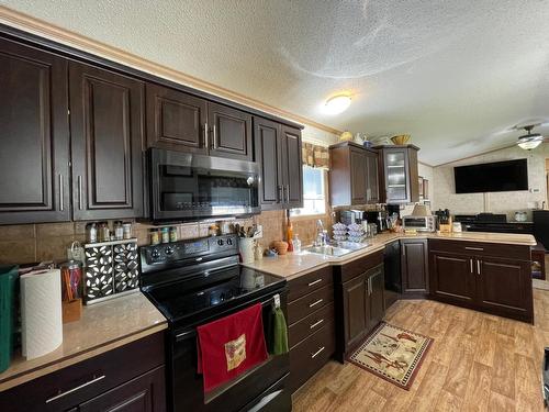 27 - 2905 Lower Six Mile Road, Nelson, BC - Indoor Photo Showing Kitchen