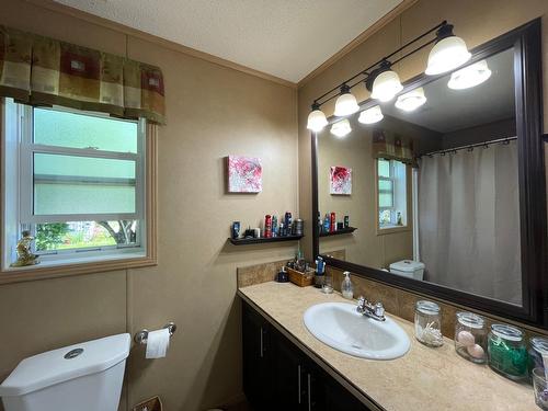 27 - 2905 Lower Six Mile Road, Nelson, BC - Indoor Photo Showing Bathroom