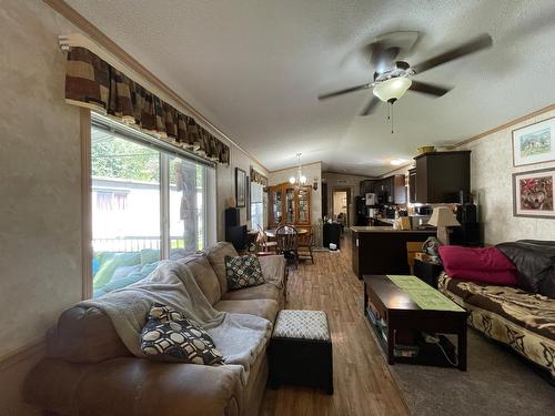 27 - 2905 Lower Six Mile Road, Nelson, BC - Indoor Photo Showing Living Room