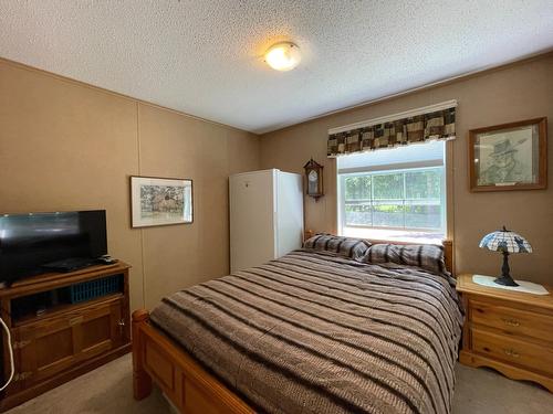 27 - 2905 Lower Six Mile Road, Nelson, BC - Indoor Photo Showing Bedroom