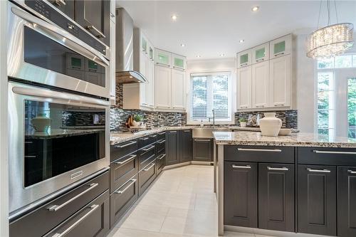 5646 Roseville Court, Burlington, ON - Indoor Photo Showing Kitchen With Upgraded Kitchen
