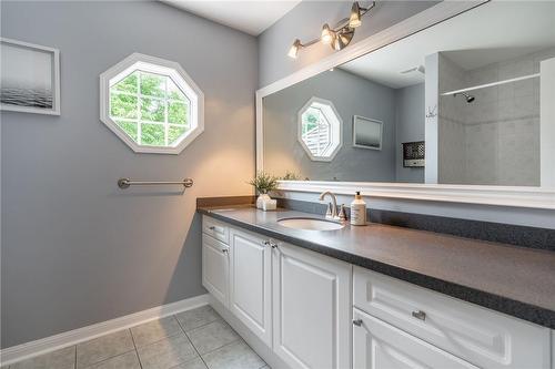5646 Roseville Court, Burlington, ON - Indoor Photo Showing Bathroom