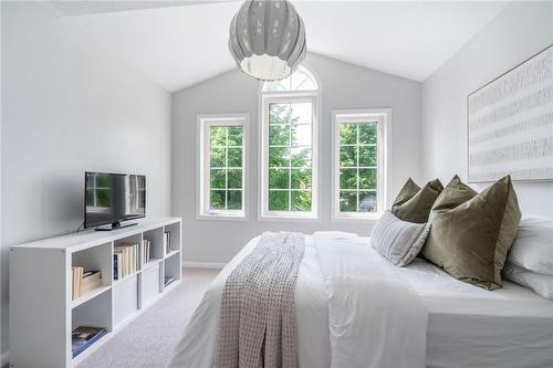 5646 Roseville Court, Burlington, ON - Indoor Photo Showing Bedroom