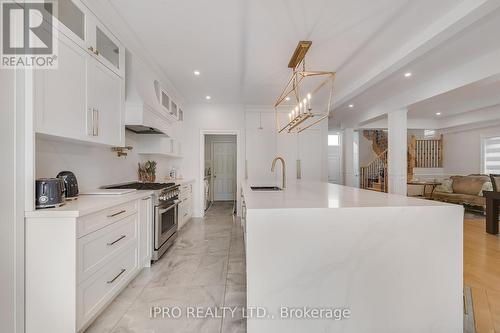 106 Colesbrook Road, Richmond Hill, ON - Indoor Photo Showing Kitchen With Upgraded Kitchen