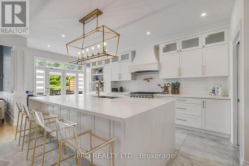 106 Colesbrook Road, Richmond Hill, ON - Indoor Photo Showing Kitchen With Upgraded Kitchen