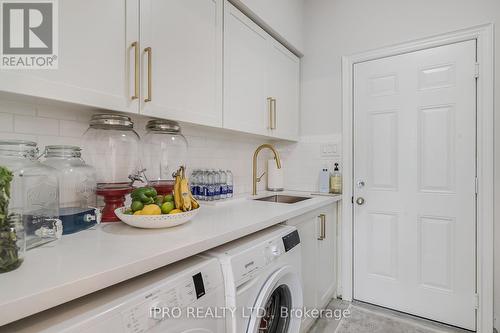 106 Colesbrook Road, Richmond Hill, ON - Indoor Photo Showing Laundry Room