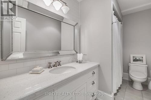 106 Colesbrook Road, Richmond Hill, ON - Indoor Photo Showing Bathroom