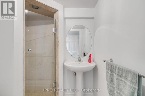 106 Colesbrook Road, Richmond Hill, ON - Indoor Photo Showing Bathroom