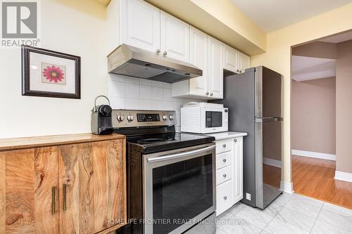 305 - 18 Hillcrest Avenue, Toronto, ON - Indoor Photo Showing Kitchen