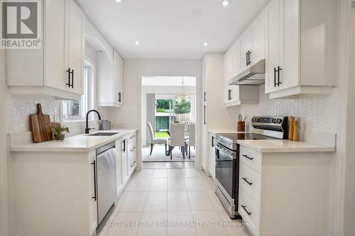 1457 Fieldlight Boulevard, Pickering, ON - Indoor Photo Showing Kitchen With Upgraded Kitchen