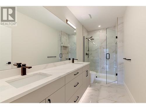 839 Lawson Avenue Unit# 3, Kelowna, BC - Indoor Photo Showing Bathroom