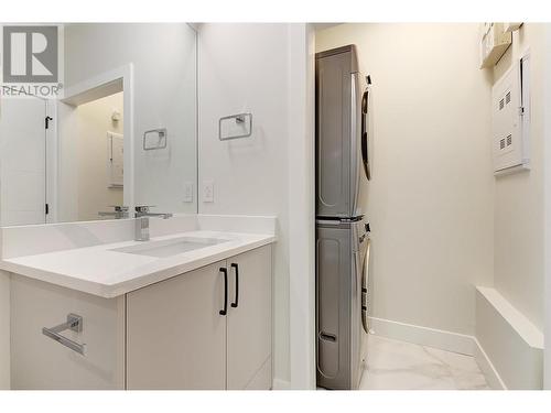 839 Lawson Avenue Unit# 3, Kelowna, BC - Indoor Photo Showing Bathroom