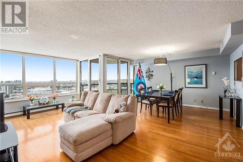 1510 Riverside Drive Unit#2701, Ottawa, ON - Indoor Photo Showing Living Room