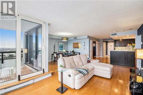 1510 Riverside Drive Unit#2701, Ottawa, ON - Indoor Photo Showing Living Room