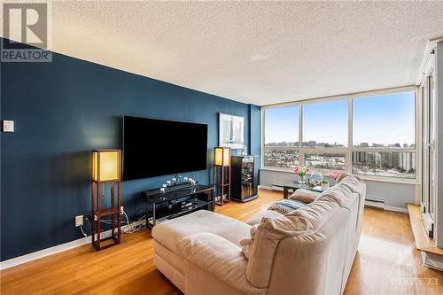 1510 Riverside Drive Unit#2701, Ottawa, ON - Indoor Photo Showing Living Room