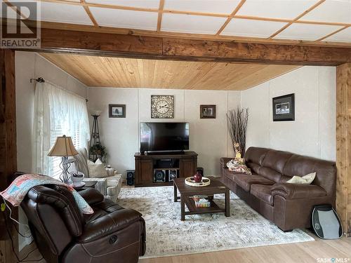 109 1St Avenue S, Dorintosh, SK - Indoor Photo Showing Living Room