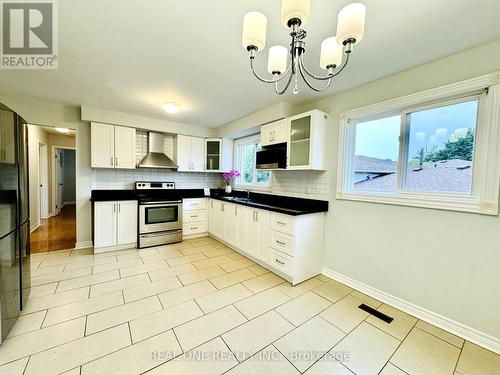 3161 Mccarthy Court, Mississauga, ON - Indoor Photo Showing Kitchen