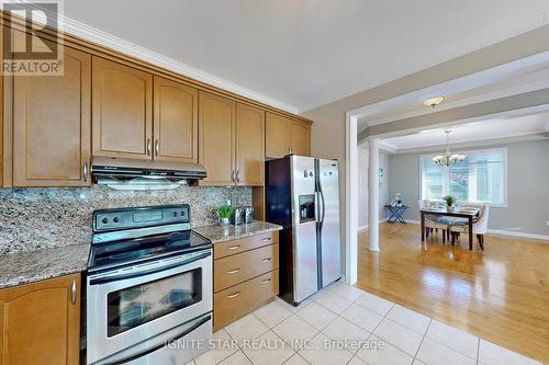 120 Danielson Court, Mississauga, ON - Indoor Photo Showing Kitchen