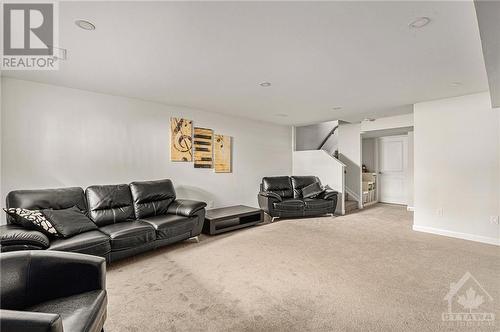 210 Maynooth Court, Ottawa, ON - Indoor Photo Showing Living Room