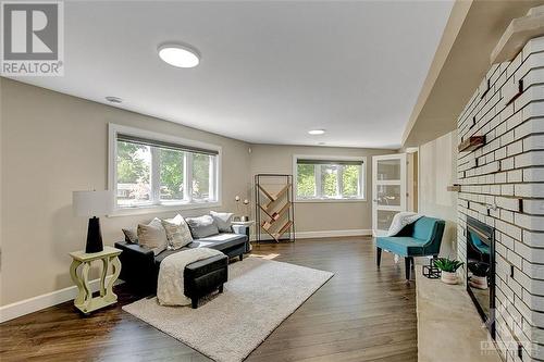 25 Bren Maur Road, Nepean, ON - Indoor Photo Showing Living Room