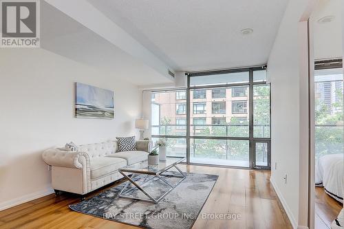 306 - 37 Grosvenor Street, Toronto, ON - Indoor Photo Showing Living Room