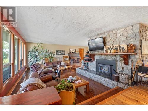 656 Curtis Road, Kelowna, BC - Indoor Photo Showing Living Room With Fireplace