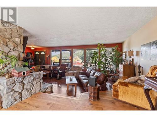 656 Curtis Road, Kelowna, BC - Indoor Photo Showing Living Room