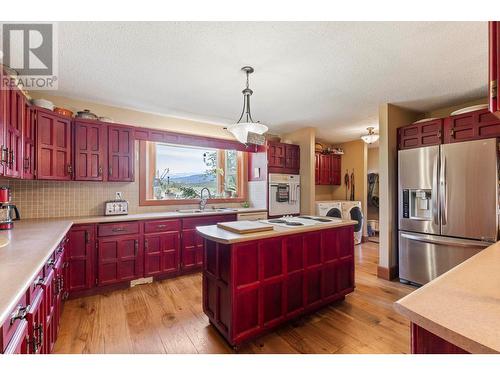 656 Curtis Road, Kelowna, BC - Indoor Photo Showing Kitchen With Double Sink