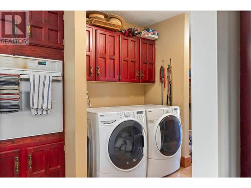 656 Curtis Road, Kelowna, BC - Indoor Photo Showing Laundry Room