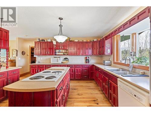 656 Curtis Road, Kelowna, BC - Indoor Photo Showing Kitchen With Double Sink