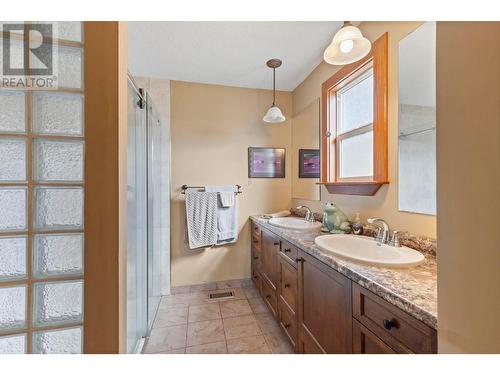 656 Curtis Road, Kelowna, BC - Indoor Photo Showing Bathroom