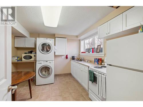 656 Curtis Road, Kelowna, BC - Indoor Photo Showing Laundry Room