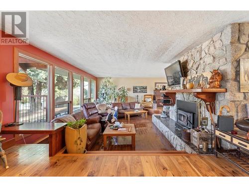 656 Curtis Road, Kelowna, BC - Indoor Photo Showing Living Room With Fireplace