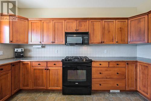 2250 Shannon Hills Place, West Kelowna, BC - Indoor Photo Showing Kitchen