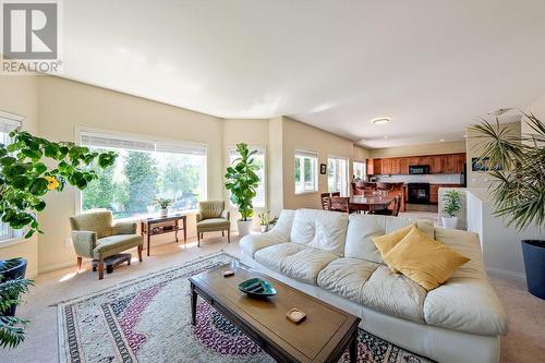 2250 Shannon Hills Place, West Kelowna, BC - Indoor Photo Showing Living Room